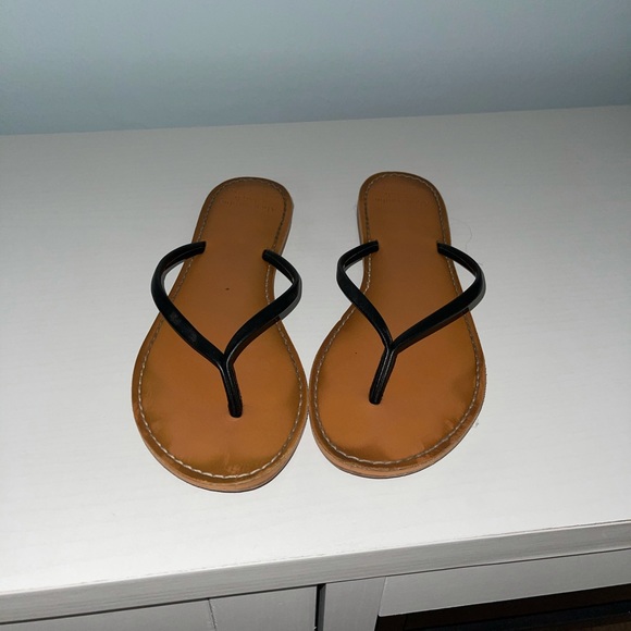 Abercrombie & Fitch Shoes - Abercrombie & Fitch faux leather flip flops size 7